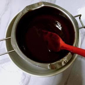 将黄油和巧克力隔水不断搅拌至完全融化，冷却后备用