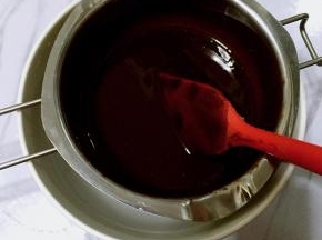 将黄油和巧克力隔水不断搅拌至完全融化，冷却后备用