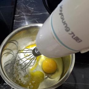 鸡蛋和蛋黄打入打蛋盆里，加入糖，用电动打蛋器打至浓稠