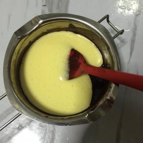 打好的蛋液倒入巧克力液里拌匀