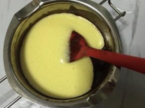 打好的蛋液倒入巧克力液里拌匀