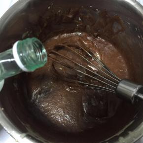 倒入朗姆酒用蛋抽拌匀