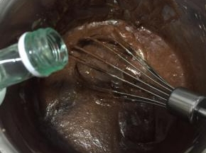 倒入朗姆酒用蛋抽拌匀