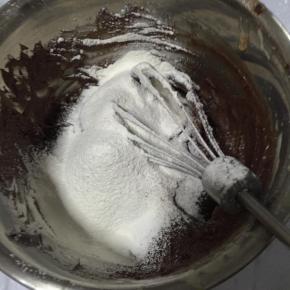 筛入低粉拌匀