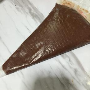 装入裱花袋里放入冰箱冷藏20分钟