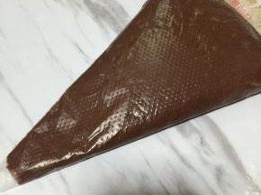 装入裱花袋里放入冰箱冷藏20分钟