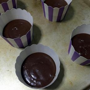 挤入大纸杯里5分满即可，烤箱提前预热220度10分钟