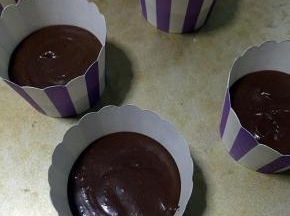 挤入大纸杯里5分满即可，烤箱提前预热220度10分钟