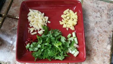 姜，蒜切茸，辣椒，小葱，香菜切段。备用。