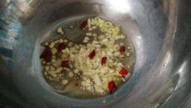 炒锅放油加热，放入姜末，蒜末，干辣椒，爆香。