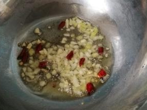 炒锅放油加热，放入姜末，蒜末，干辣椒，爆香。