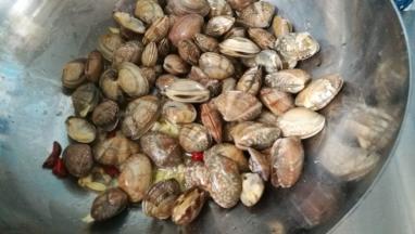 倒入花蛤，翻炒。