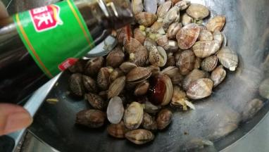 倒入耗油，料酒，白糖，酱油，少许盐，再加一点水翻炒。