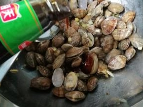 倒入耗油，料酒，白糖，酱油，少许盐，再加一点水翻炒。