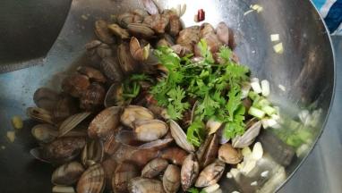 加入香菜，和葱段，翻炒，倒入勾芡淀粉水，翻炒出锅。