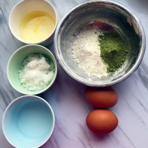 材料备齐，低粉和抹茶混合，用两个干净无水无油的容器，将鸡蛋分离，
