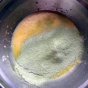 蛋黄里加入玉米油，水，用手动打蛋器搅匀，筛入抹茶低筋面粉，