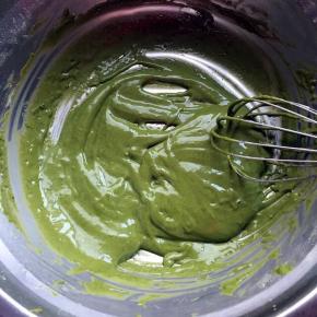 用蛋抽搅匀至无颗粒