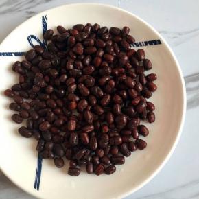 蜜豆是头一天用红豆泡一夜放电压锅里加半指水高煮熟加糖拌匀就可以了