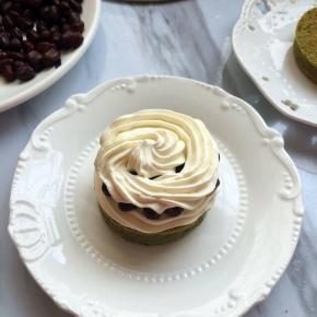 蛋糕片上挤一层奶油，放上一层蜜豆，再挤上一层奶油，再放上蛋糕片，挤上一圈奶油就好，中间放上蜜豆