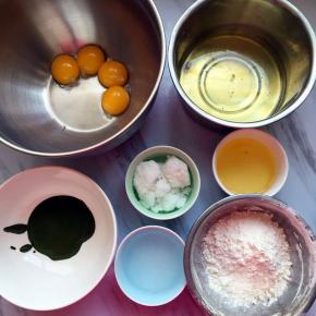 材料备齐，抹茶粉用温水拌匀至无颗粒，用两个干净无水无油的容器，将鸡蛋分离