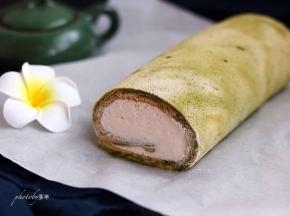 蛋糕烤好取出晾凉，铺上一张油纸，集中在中间抹上奶油，借助擀面棍卷起来，放入冰箱冷藏1-2小时即可