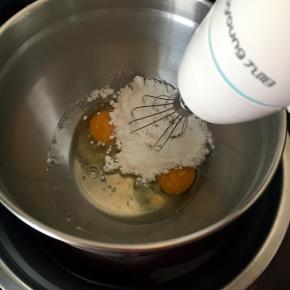 鸡蛋打入干净无水无油的盆里，盆底放一盆温水，大概60度左右的温水，这样鸡蛋容易打发，倒入全部糖，用电动打蛋器打发