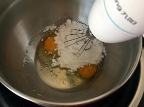 鸡蛋打入干净无水无油的盆里，盆底放一盆温水，大概60度左右的温水，这样鸡蛋容易打发，倒入全部糖，用电动打蛋器打发