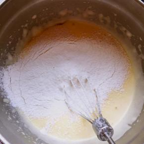 筛入低粉，用手动打蛋器走Z字快速拌匀至无颗粒，烤箱预热170度5分钟