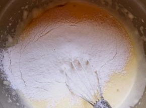 筛入低粉，用手动打蛋器走Z字快速拌匀至无颗粒，烤箱预热170度5分钟