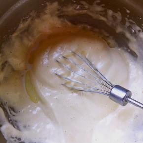 玉米油和牛奶混合倒入