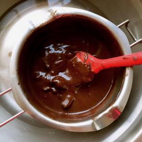 巧克力隔水加热至融化，（天气冷，巧克力凝固较快，可以放5g-10g牛奶混合，也可以不放）