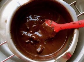 巧克力隔水加热至融化，（天气冷，巧克力凝固较快，可以放5g-10g牛奶混合，也可以不放）