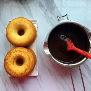 蛋糕烤好取出晾凉，甜甜圈蛋糕脱模，