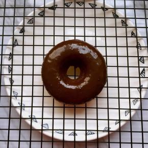 放在烤架上，均匀的淋上巧克力