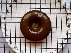 放在烤架上，均匀的淋上巧克力