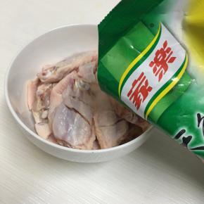 鸡翅洗净，用刀在背面划两刀，放入碗中，调入鸡精。