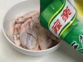 鸡翅洗净，用刀在背面划两刀，放入碗中，调入鸡精。