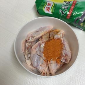 加入盐、酱油和奥尔良腌料。