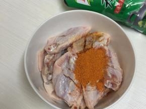 加入盐、酱油和奥尔良腌料。