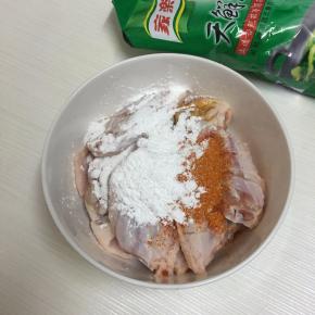 加入玉米淀粉用手抓匀静置10分钟入味。