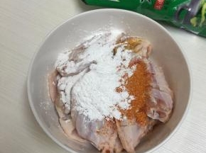 加入玉米淀粉用手抓匀静置10分钟入味。