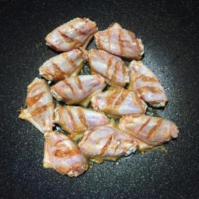 锅中加入少许油大火加热，放入鸡翅中火煎至表面呈金黄色。