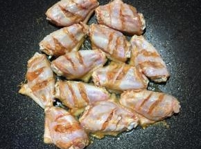 锅中加入少许油大火加热，放入鸡翅中火煎至表面呈金黄色。