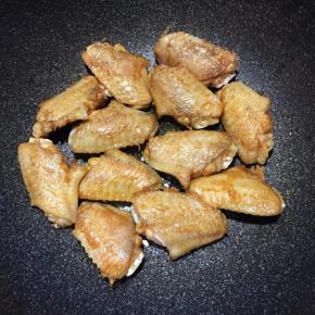 翻面，同样中火煎至表面呈金黄色。