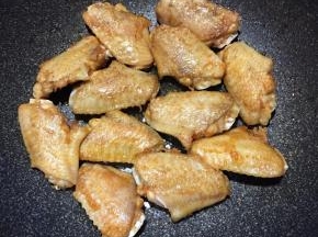 翻面，同样中火煎至表面呈金黄色。