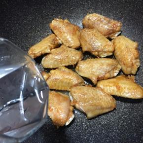 加入少许清水。