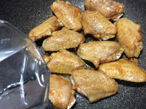 加入少许清水。