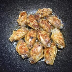 焖至水分收干，开盖再将鸡翅两面煎一煎即可关火。