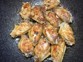 焖至水分收干，开盖再将鸡翅两面煎一煎即可关火。